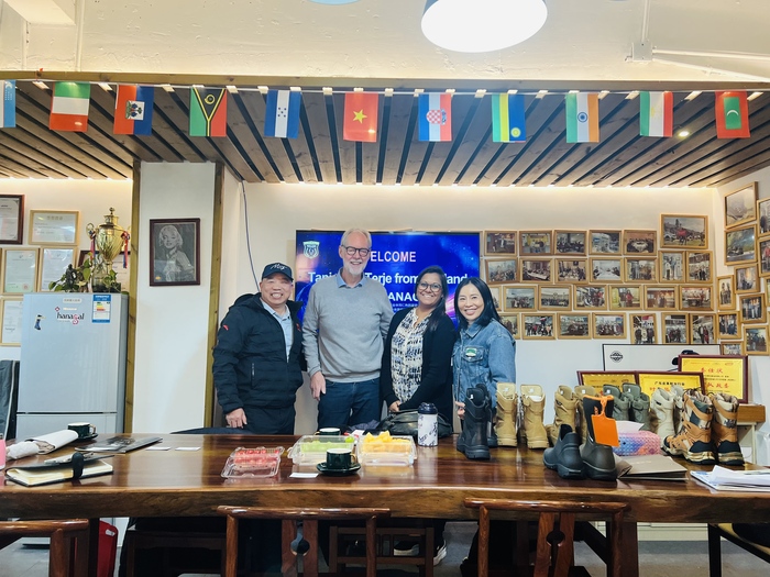 Πελάτες από τη Νορβηγία και τη Δανία επισκέπτονται την Guangzhou Hanagal Shoes Co., Ltd για να εξερευνήσουν νέες ευκαιρίες στον κλάδο